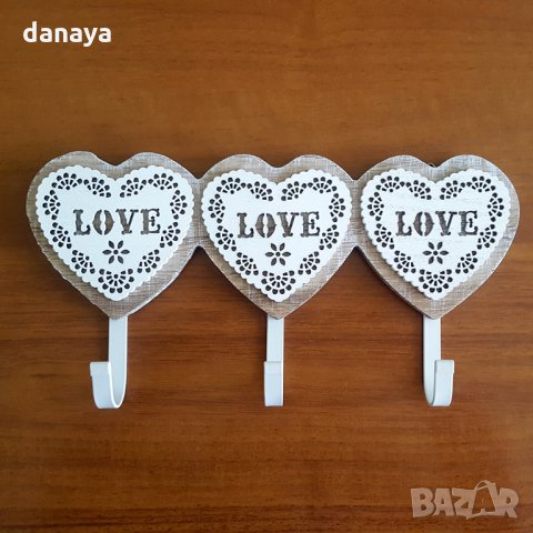 Декоративна дървена закачалка 3 сърца с надпис Love стенна закачалка