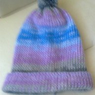 Ръчно плетена шапка с понпон , снимка 4 - Шапки - 13393243