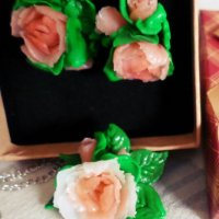Колие и обеци Цветя (подарък луксозна кутия), снимка 2 - Бижутерийни комплекти - 21268717
