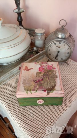 Кутия с декупаж"Пеперуди и цветя", снимка 4 - Декорация за дома - 24040597