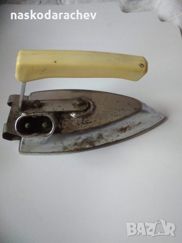 Стара малка ютия от 1981 г., снимка 7 - Антикварни и старинни предмети - 25553807