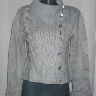 Уникален вълнен пуловер - модел кроп с копчета от естествен седеф, снимка 2 - Блузи с дълъг ръкав и пуловери - 16334727