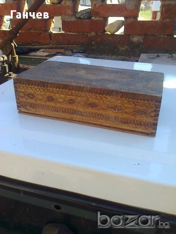 Стара дървена кутия, снимка 2 - Антикварни и старинни предмети - 13875563