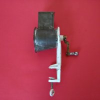 Стара Качествена Метална Мелачка за Ядки 'Alba'-Австрия, снимка 1 - Други ценни предмети - 21987728