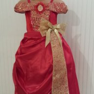 НАЛИЧНА  Уникална рокля на Барби с ръкавици и перлена огърлица, снимка 1 - Детски рокли и поли - 8308911