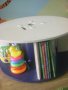 Въртяща се детска масичка - поставка за книжки от макара 