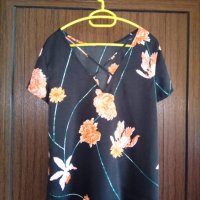 черна блуза  с цветя и интересен гръб , снимка 2 - Тениски - 25791880