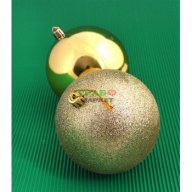 Комплект от 4 бр. топки за окачване на елха. Изработени от PVC материал, 2 бр са декорирани с брокат, снимка 2 - Коледни подаръци - 16202447