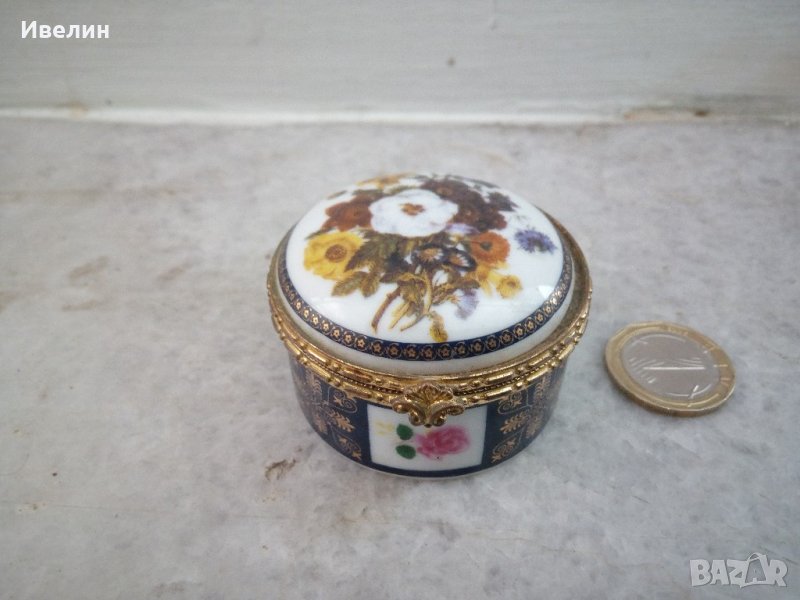 стара кутийка от костен порцелан, снимка 1