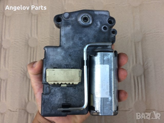 Моторчето на шибидаха за VW Golf 3, снимка 2 - Части - 23402691