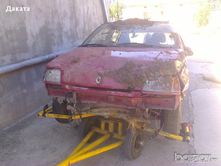 Продавам Рено Клио-1,4-1994 година-на части, снимка 1