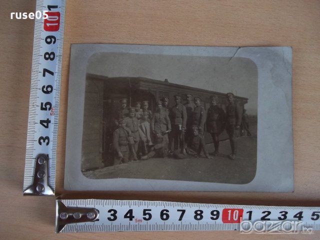 Снимка на група царски военни пред вагон на перона