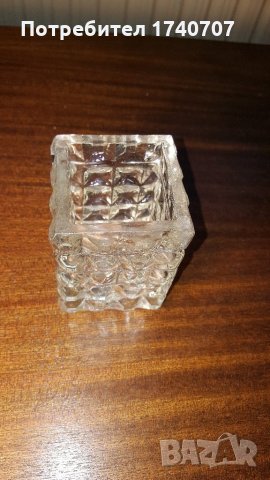 масивна малка стъклена вазичка