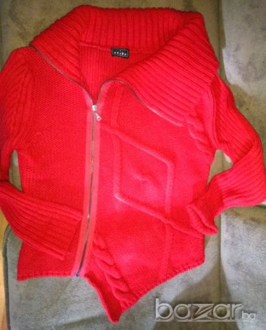 Червена асиметрична къса жилетка.