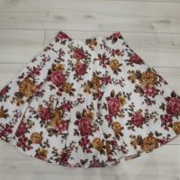 Бяла разкроена пола с червени и кафяви цветя марка Vesiana, снимка 1 - Поли - 23815927