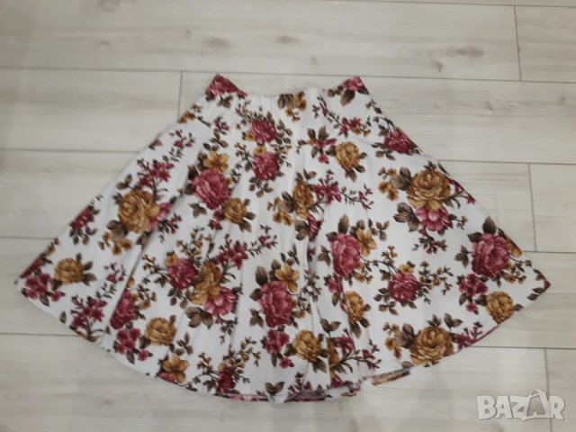 Бяла разкроена пола с червени и кафяви цветя марка Vesiana