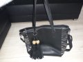 Черна кожена чанта с дълги и къси дръжки със сребристи ленти от страни, снимка 1 - Чанти - 23623339
