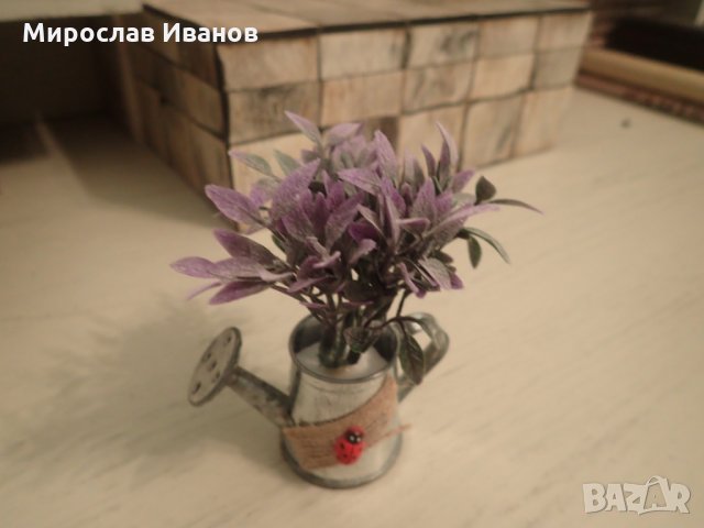 метална лейка с цветя , снимка 1 - Декорация за дома - 23776225