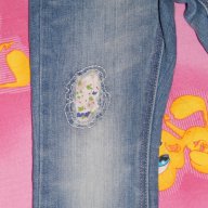 Дънки на Н&М с цветни бродерии , снимка 3 - Детски панталони и дънки - 11124964