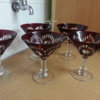 Кристални чаши гравирани червен цветен кристал, снимка 1 - Антикварни и старинни предмети - 24764568