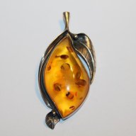 Сребърна висулка с естествен кехлибар, снимка 1 - Колиета, медальони, синджири - 18021237