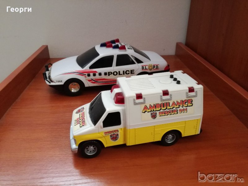 Полицейска кола и линейка, снимка 1