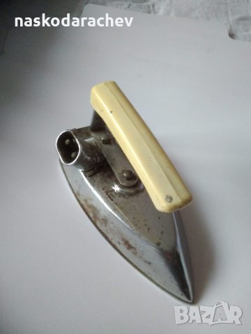 Стара малка ютия от 1981 г., снимка 5 - Антикварни и старинни предмети - 25553807