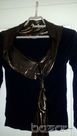 Черна блуза, с дълъг ръкав и със златиста шал яка, снимка 3 - Блузи с дълъг ръкав и пуловери - 19504043