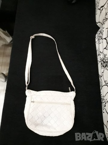 Светлобежова кожена чанта с дълга регулируема дръжка с 2 джоба с цип отпред, снимка 2 - Чанти - 23626187