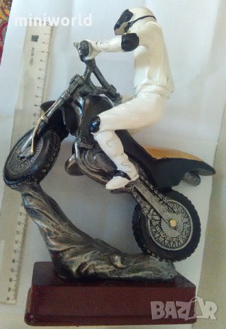 Статуя смолна, височина 28 см ширина на основата 15 см., снимка 2 - Колекции - 24966194