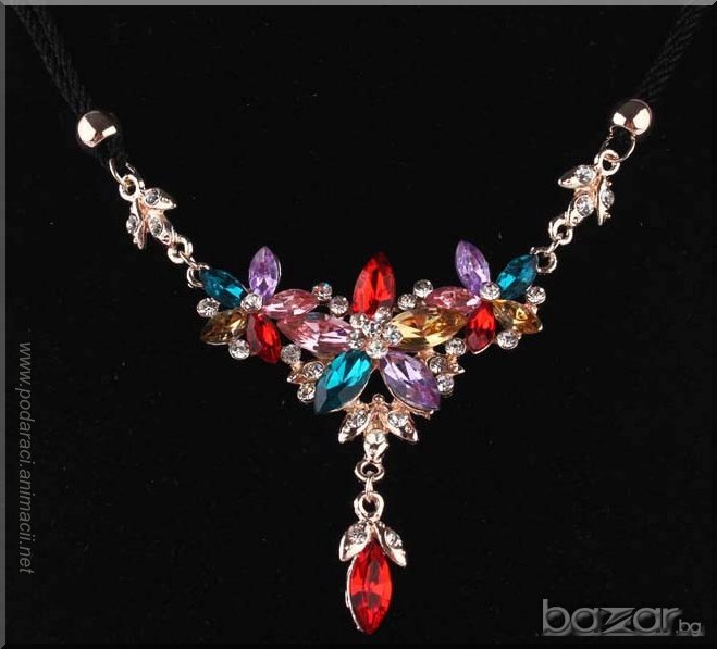 КОЛИЕ С ЦВЕТЯ ОТ АВСТРИЙСКИ КРИСТАЛИ И  18 К ПОПЪЛНЕНО ЗЛАТО, снимка 1