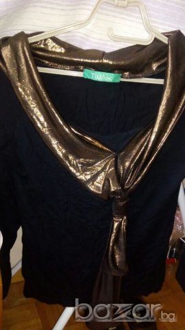 Черна блуза, с дълъг ръкав и със златиста шал яка, снимка 2 - Блузи с дълъг ръкав и пуловери - 19504043