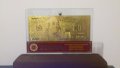 Сувенирни банкноти 100 златни долара в стъклена поставка и масивно дърво + Сертификат