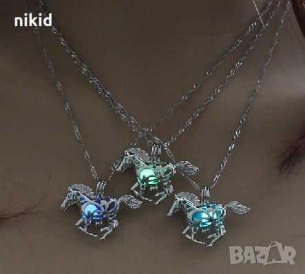 Светещо колие медальон кон със светлина магическо, снимка 1