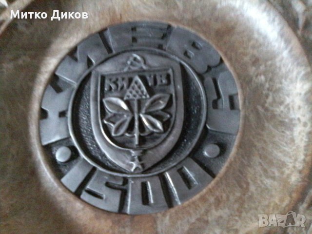 Дървена чиния-плакета за стена Киев -1500години-1982г-дърворезбована с метална вътрешност, снимка 2 - Статуетки - 22749669