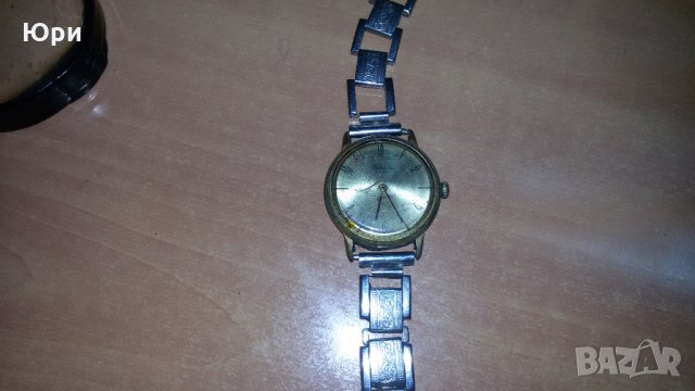 Продавам оригинален позлатен противоударен часовник Ракета