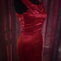 Червена сатенена рокля , снимка 5 - Рокли - 19137000