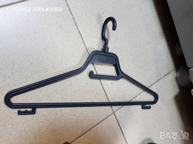 Продавам закачалки за дрехи с въртящи закачване.