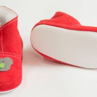 Червени бебешки домашни ботушки с пух марка Lafel, снимка 3 - Бебешки боти и ботуши - 22356556