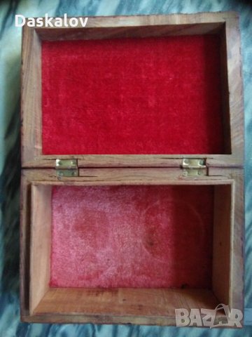 Продавам дървена гравирана кутия, снимка 2 - Антикварни и старинни предмети - 26047609