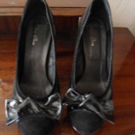 Продавам черни велурено-лачени обувки на ток, снимка 5 - Дамски обувки на ток - 10841969
