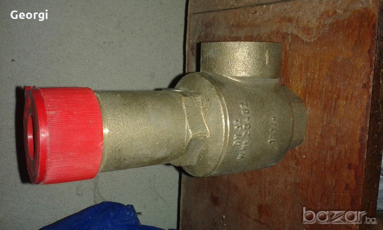 Продавам предпазен клапан 3 Бар 11/4, снимка 1