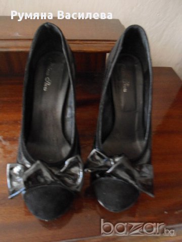 Продавам черни велурено-лачени обувки на ток, снимка 5 - Дамски обувки на ток - 10841969