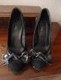 Продавам черни велурено-лачени обувки на ток, снимка 5