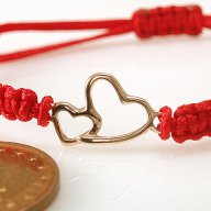 Две златни сърца в гривна червен конец, за мама и бебе или любим човек, снимка 2 - Гривни - 14648085