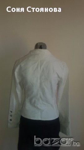 Дамско сако бяло памук Размер С, силно вталено Елегантен модел, но стои идеално и с кецове или марат, снимка 2 - Сака - 14036038