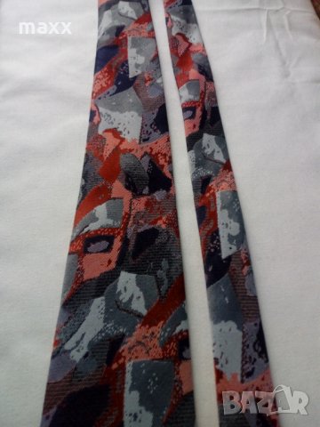 Естравагантна и стилна вратовръзка 