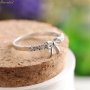 Дамски пръстен панделка сребрист златист цвят с бежни камъчета