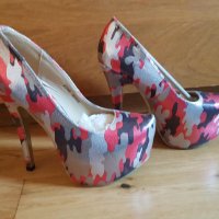 Дамски обувки камуфлаж червено сребърно и черно 39 номер, снимка 1 - Дамски обувки на ток - 24239359