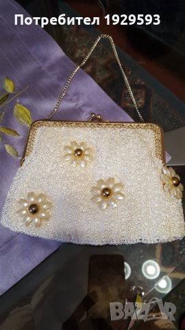 Бяла кокетна чантичка